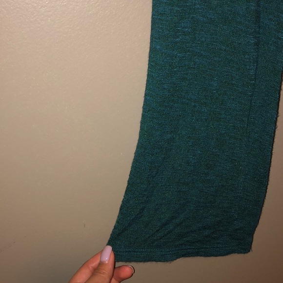 Teal crop top with lace cutout - Picture 3 of 3